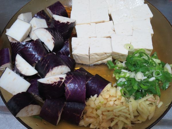 蔥花、薑末(小細絲亦可)、蒜末、豆腐、茄子切小段。