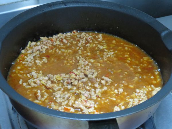 豆瓣醬、醬油膏、米酒、半碗水煮滾。加入豬絞肉，把肉炒散，太白粉水勾芡。