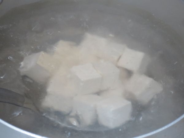 另深鍋煮沸水，豆腐、茄子滾水汆燙瀝水。