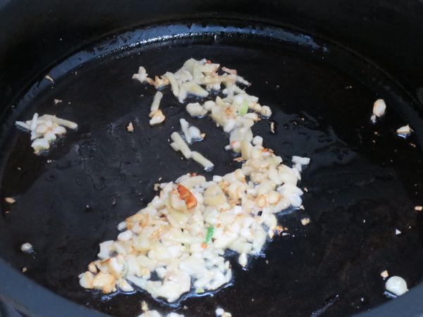 熱鍋、熱油，薑、蒜爆香