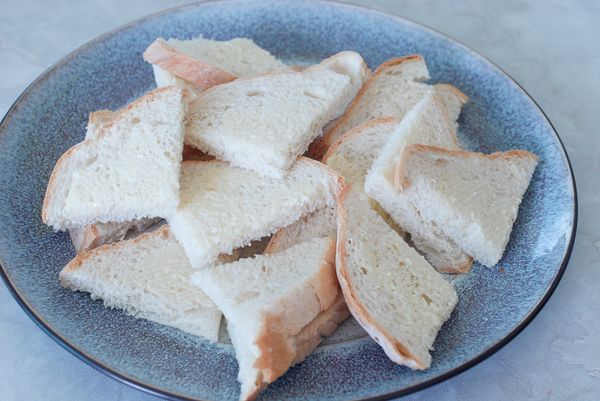 用奶油塗麵包，然後切半或1/4