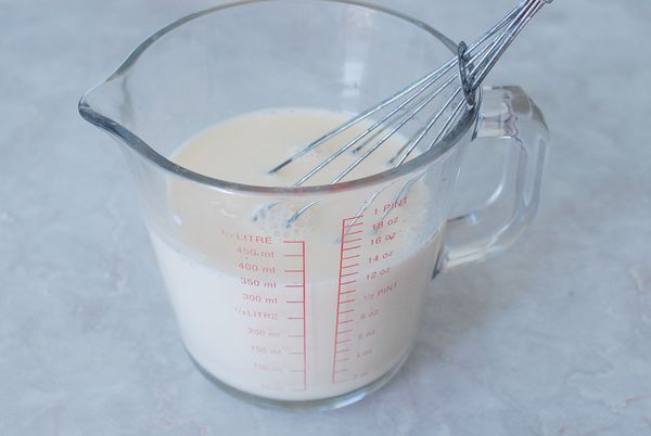 將牛奶、雞蛋、香草精和糖拌勻