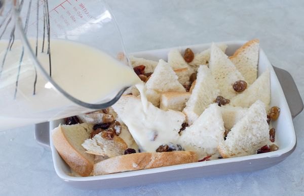 將蛋液倒入烤盤內，壓一壓麵包，令每一部份都沾有蛋漿，靜置10分鐘，再在上面灑上紅糖。然後再放入已預熱180度C 烤箱，烤約30-35分鐘，在上面灑上糖霜即成！