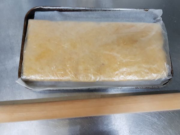 放入塑膠袋內，桿平（ 放在烤盤上桿以求厚度一致）