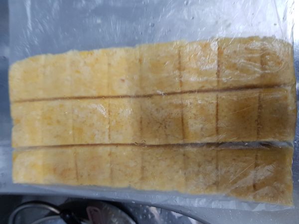 隔著塑膠袋切割成塊