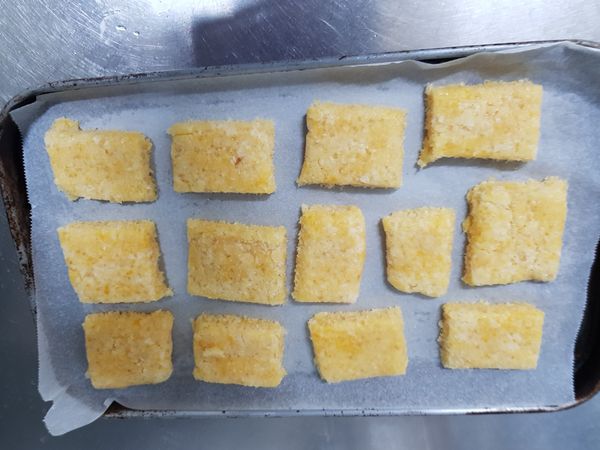 放置於烤盤上，送入烤箱，烘烤5分鐘上色即可