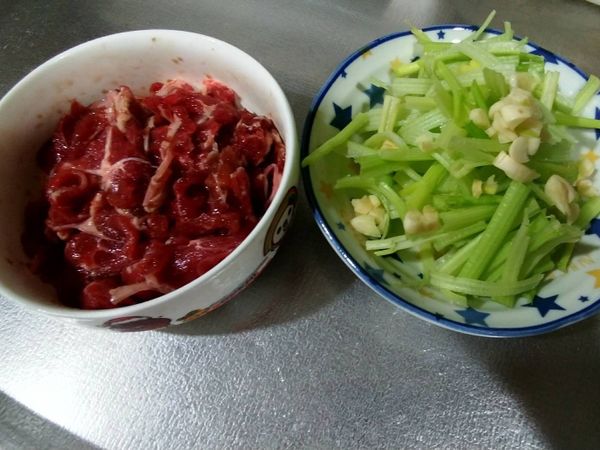 牛肉片醃過。
芹菜切段，蒜頭。