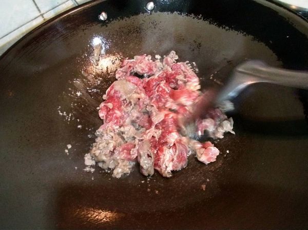 熱油鍋先炒半熟，拿起來。