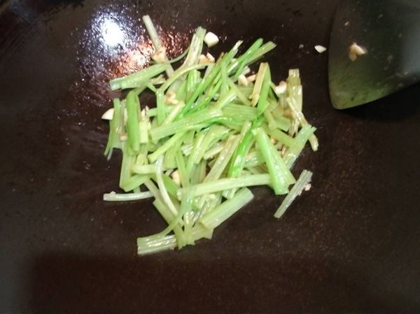 放進芹菜及蒜頭加少許水及鹽巴。