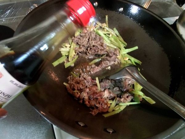 再放回牛肉，加點薄鹽醬油.糖一匙。
快炒。
