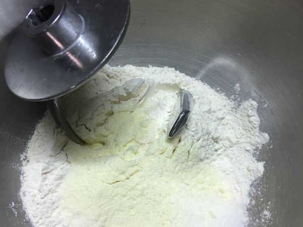 把麵粉放入攪拌缸在放入奶粉、細砂糖、鹽