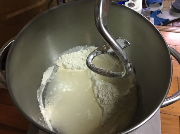 用攪拌器攪拌一下後在加入酵母、冰水
先用1速攪拌30秒後 再用2速攪拌