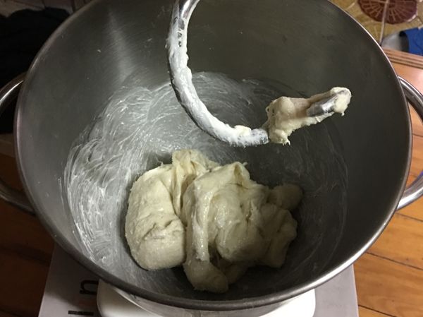 把發完酵的麵糰放入攪拌缸裏加入白油2速攪拌