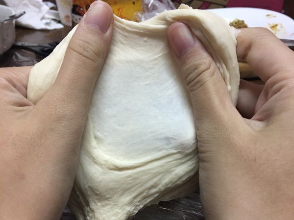 把麵糰打至可撐薄膜  在放入蒸籠鍋裡30分鐘（基礎發酵  28度 ）