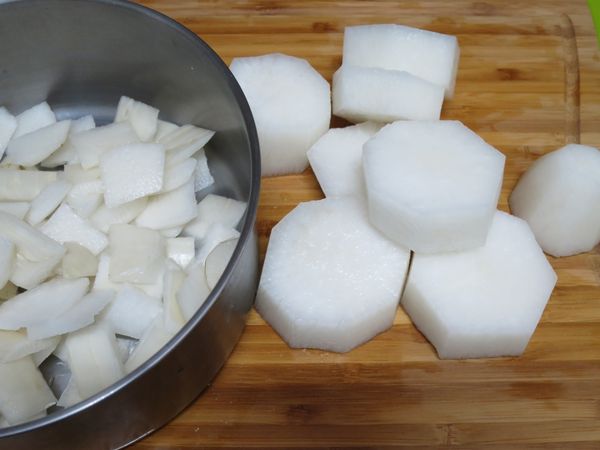 白蘿蔔連皮洗乾淨，去皮切塊，備用。白蘿蔔皮別急著丟喔，可以拿來當醃漬物。