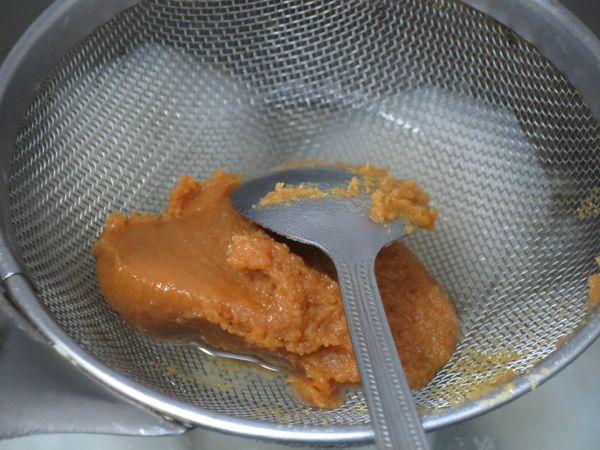 取深鍋煮白蘿蔔湯加薑，煮至白蘿蔔軟。味增放到濾網在湯裡拌散。如圖