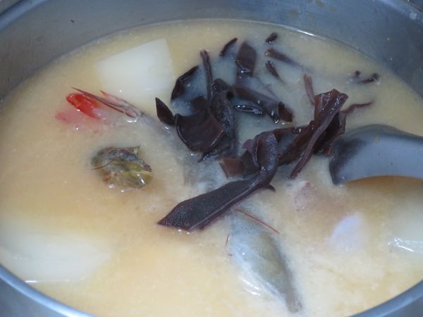 加木耳，食材煮熟。