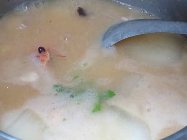 地瓜粉水勾薄芡，最後灑上香菜。勾不勾芡隨個人喜愛自行斟酌加或不加。