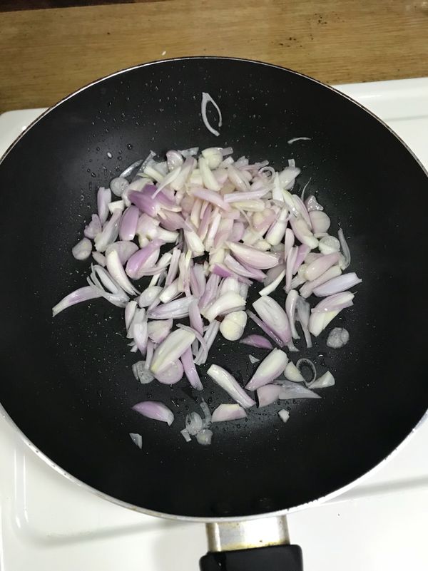紅蔥頭下去爆香至微微變黃