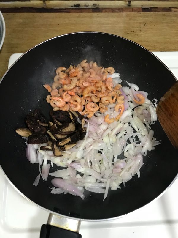 加入香菇與蝦米
炒至味道出來