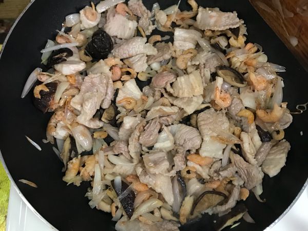 放入肉片炒至肉7分熟