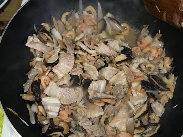 倒入香菇水與半碗水