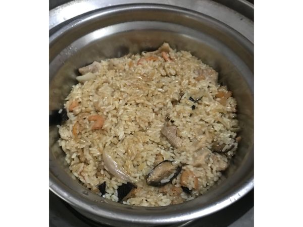 倒入鍋內
（大同電鍋）鍋外放三杯水
用電鍋蒸煮至跳起來就好囉