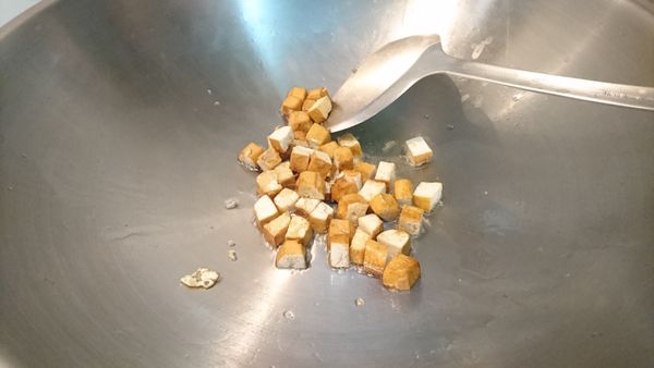 豆干切小丁, 鍋中加一大匙油小火煸一下(不想油炸就用煸的較費時,要有耐心)
