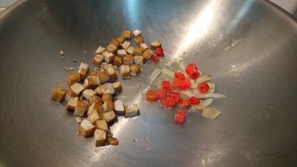 薑切數片, 辣椒去籽切段, 雪裡紅清水洗過切小段, 煸好的豆干撥到旁邊繼續爆香辣椒及薑片
