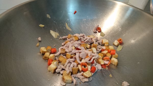 加入肉絲及少許鹽炒熟(雪裡紅有鹹, 加鹽只是讓肉有點味道,所以別加太多)