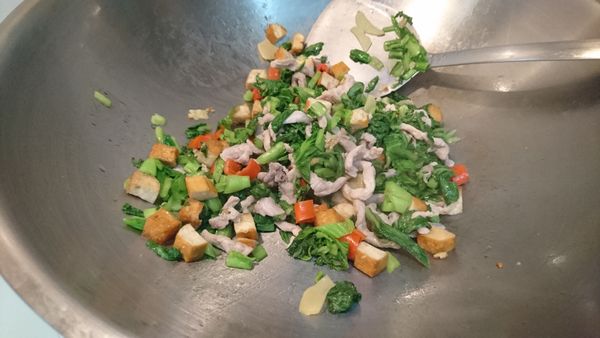 加入雪裡紅及酒再拌炒一下即可