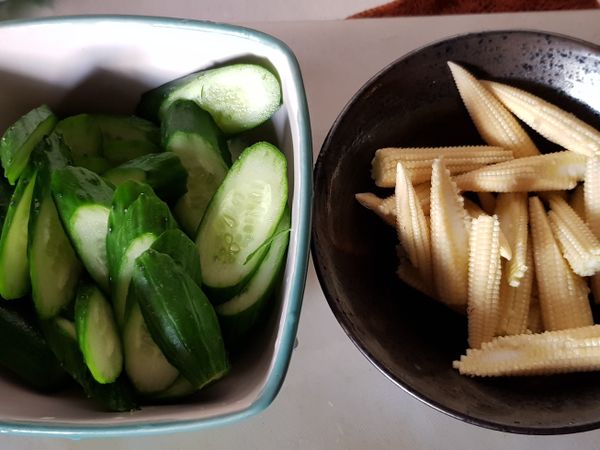 小黃瓜，玉米筍切斜片