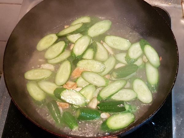 爆香蒜頭放入小黃瓜先稍微炒