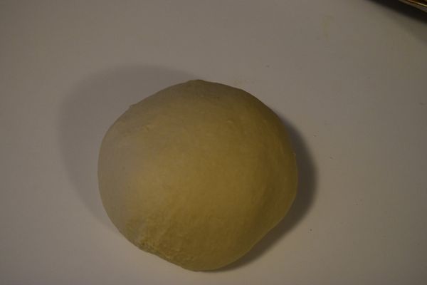 將[麵包體]的所有材料放入盆中, 搓揉10~15分鐘至均勻的麵團. 於室溫發酵1小時.