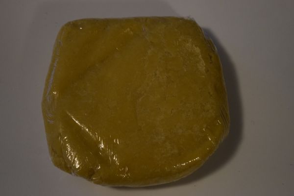 製作[菠蘿皮]. 奶油,糖和鹽打成乳霜狀後加入蛋液攪勻, 再將麵粉加入拌勻成麵團. 於冰箱冷藏至[麵包體]發酵完畢.