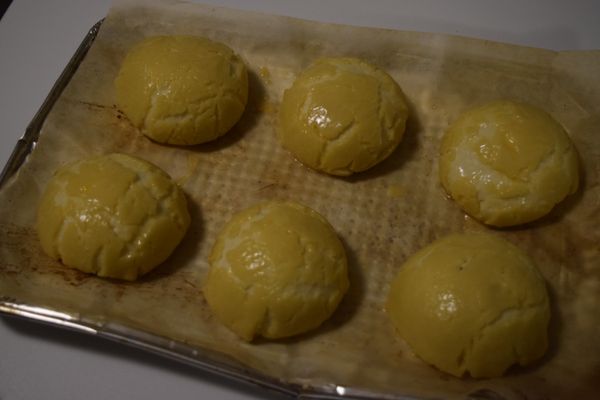 整形好的麵包再發酵1小時. 最後,表面塗上全蛋液, 放入已預熱至190度C的烤箱中烘烤15~20分鐘.