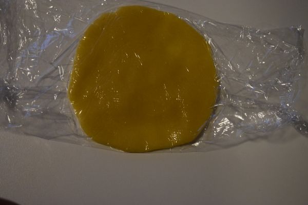 將[麵包體]及[菠蘿皮]分成12等分. 將麵包體整成圓形. 取一份[菠蘿皮]用手壓成圓片, 將[麵包體]包起.