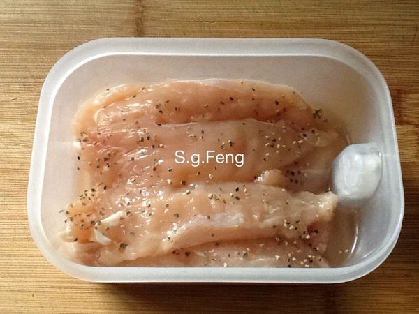 2.雞肉以[醃料]醃漬20-30分鐘。