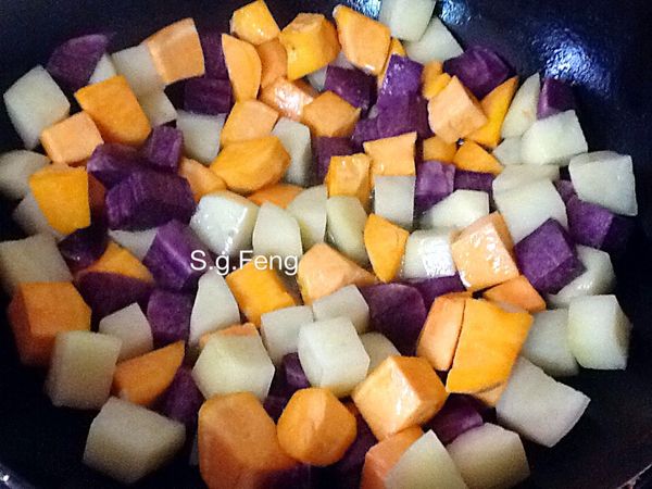 4.起鍋，放入適量的油，放入地瓜、馬鈴薯。