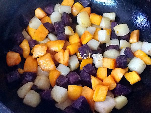 5.翻炒煎至地瓜、馬鈴薯表面微微洽洽，以竹筷可穿透鬆綿即熟成，先關火。