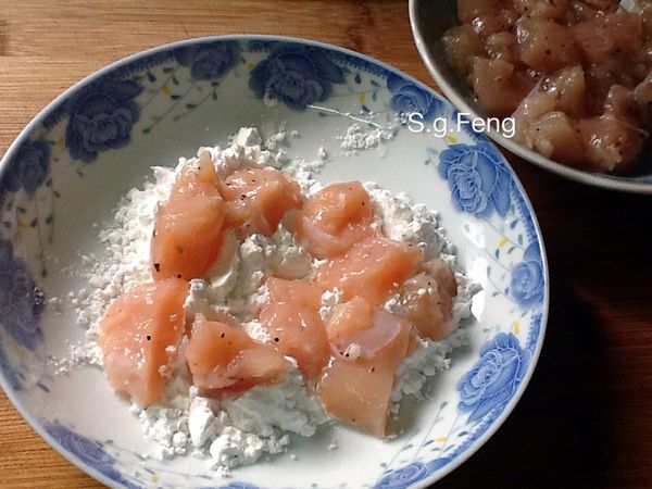 7.備[裹粉]，漿雞丁裹上一層薄粉，並拍除多餘的粉。