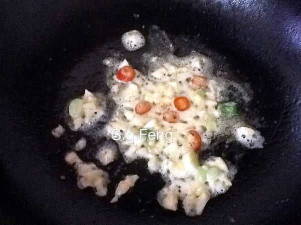 11.原鍋利用少許的油，加入蒜末、辣椒炒香。