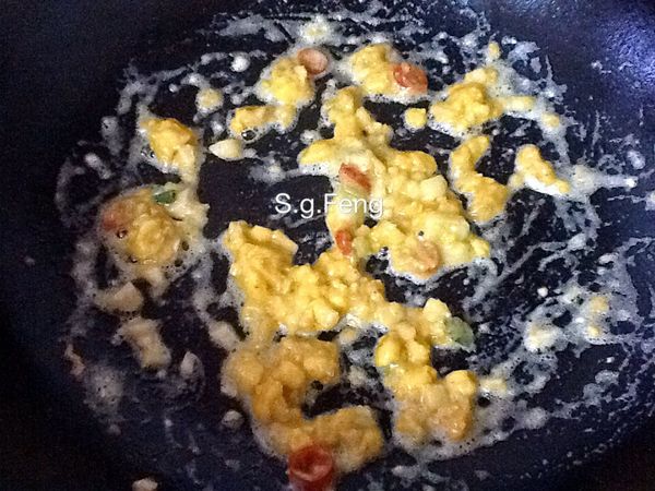 12.再加入鹹蛋黃，炒至起大量泡泡。