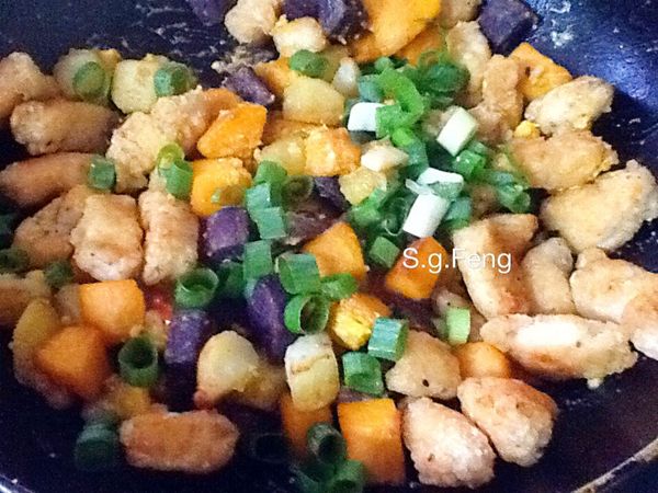 13.再加入熟成的地瓜、馬鈴、雞丁(步驟6.；步驟10.)與蔥花，及[調味料]翻拌均勻即可關火。