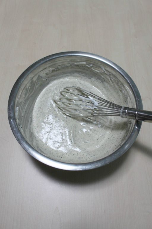 [蛋糕本體]分2次篩入低筋麵粉和黑芝麻粉的混合物，第一次拌的差多，再加入第二次，用橡皮刮刀翻拌均匀，均匀就可，不必過度拌。