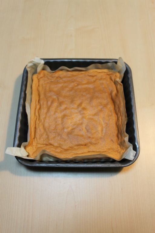 [蛋糕本體]將麵糊倒入鋪有烘焙紙的烤盤中， 以180度烤约15分鐘，至表面出現漂亮的烘焙色。