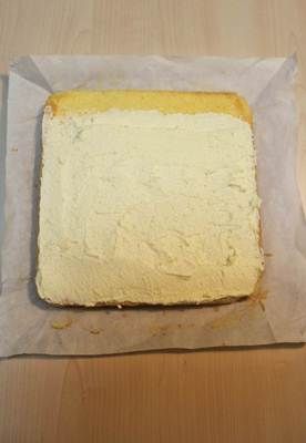 [蛋糕本體]塗抹大概1cm的厚度，起始端填滿，收尾端留2cm左右不塗餡料。