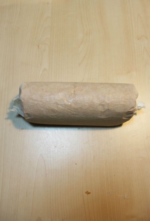 [蛋糕本體]順勢輕柔並快速的卷起蛋糕片， 成為蛋糕卷～冷藏1小時或者冷凍片刻後再切片使用。