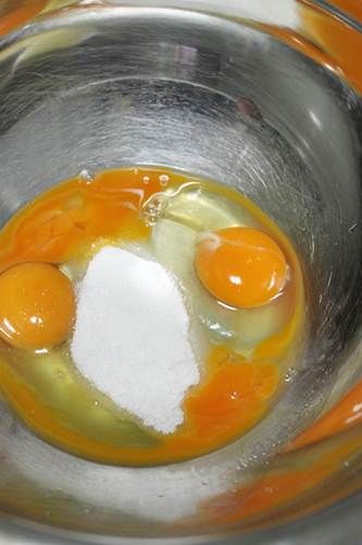 [地瓜卡士達奶油]蛋黄+30g细砂糖攪拌至體積增大，颜色明顯變淺，液體黏稠，滴落和滑過都有明顯紋路～然後篩入低筋麵粉和地瓜泥混合均匀，加入牛奶拌匀倒入小鍋内，小火加熱，先用木勺攪拌，稍為黏稠時改小號打蛋器不攪拌，會經歷一段從很黏稠到稍微稀一點的狀態，舀起具有低落狀態，這時就可以關火了，注意不要糊底。