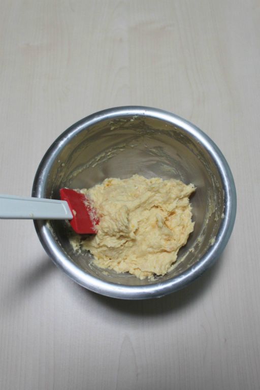 [地瓜卡士達奶油]分2次加入徹底軟化的奶油，用電動打蛋器將醬料打成膏狀，有奶油打發的感覺，如果感覺偏軟可以稍冷藏到合適的硬度，這樣卡士達黄油餡就做好了。